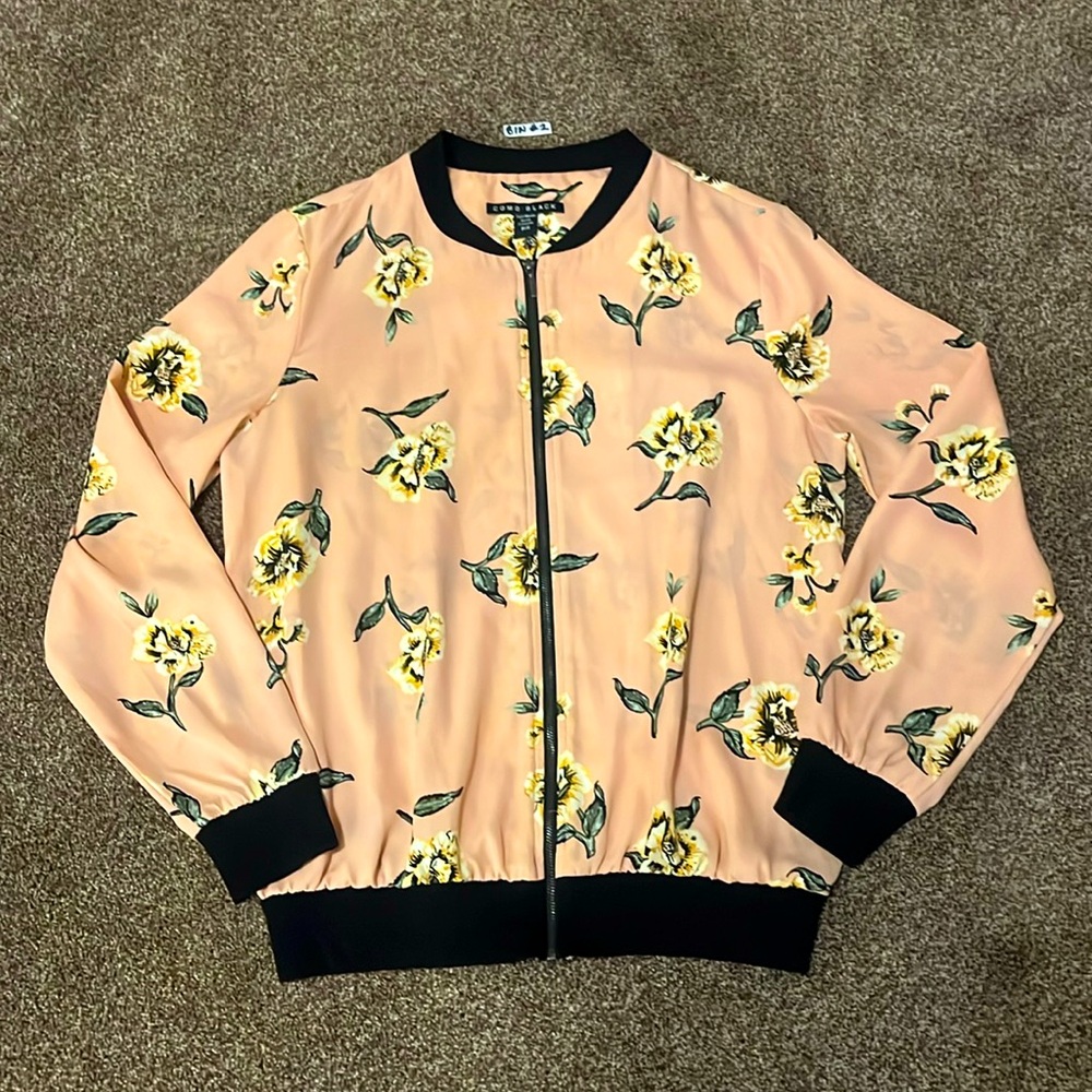 Beautiful light jacket. Made by Como Black. Size small.